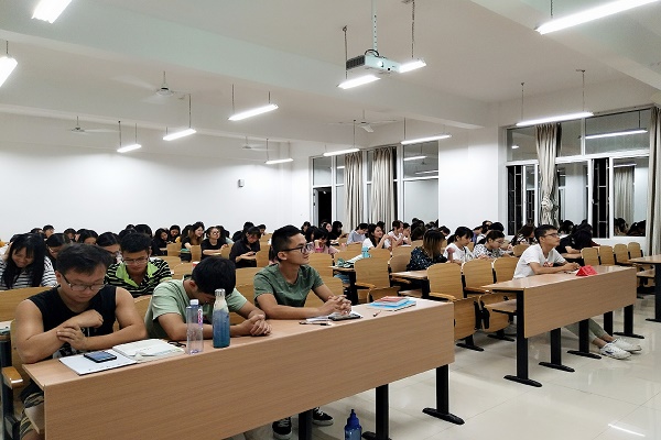 支部成员聆听分享报告.jpg 支部成员聆听分享报告.jpg