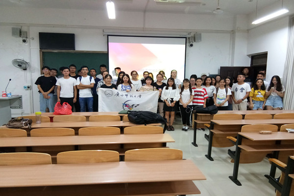 4、班级同学合影.jpg 4、班级同学合影.jpg