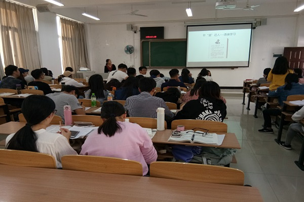 2、同学们认真聆听.jpg 2、同学们认真聆听.jpg