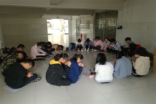 图5 同学们写下自己的人生规划.jpg 图5 同学们写下自己的人生规划.jpg