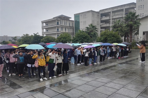 图1 志愿者代表带领18级新生宣誓.jpg 图1 志愿者代表带领18级新生宣誓.jpg