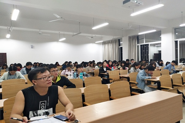 3、支部成员聆听主持人讲述典故.jpg 3、支部成员聆听主持人讲述典故.jpg