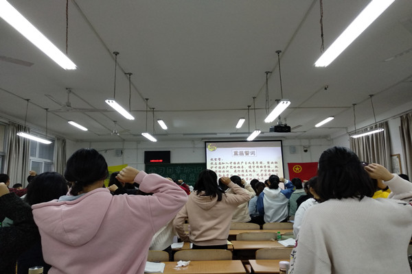 3、同学们起立宣誓.jpg 3、同学们起立宣誓.jpg