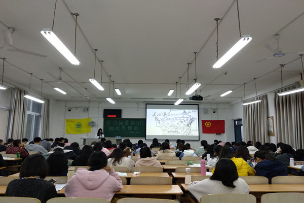 2、同学们观看视频.jpg 2、同学们观看视频.jpg