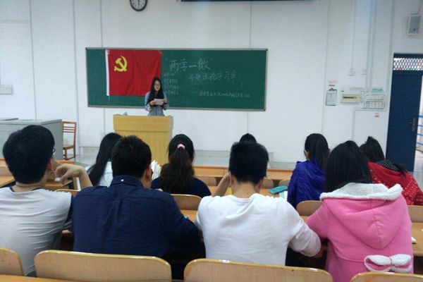 学生党员们正在认真地聆听党章内容.jpg 学生党员们正在认真地聆听党章内容.jpg