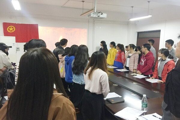 与会人员齐唱团歌.jpg 与会人员齐唱团歌.jpg