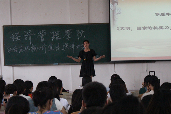 选手在演讲 (2).JPG