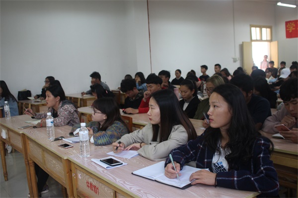 3.同学们认真学习十九大精神.JPG